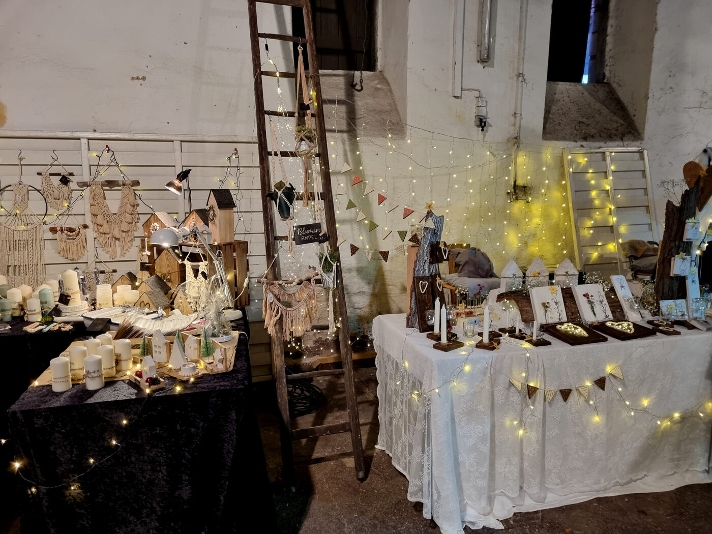 Kunsthandwerk-Stand mit Kerzen, Makramee und Lichterketten in der Posthof-Scheune
