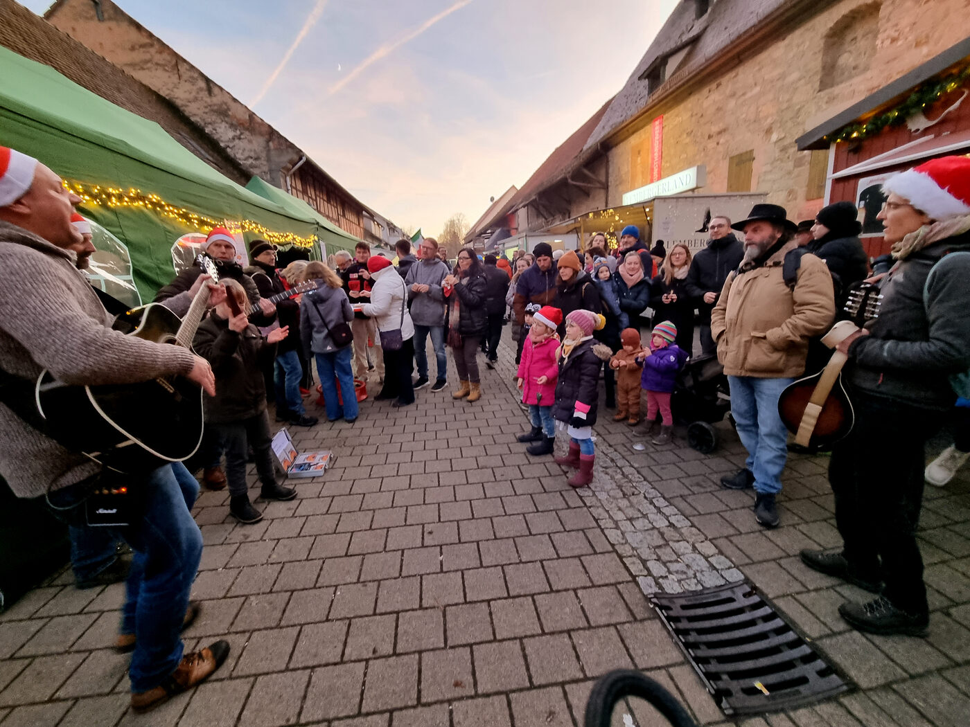 Live-Band spielt für Besucher auf dem Weihnachtsmarkt im Freien