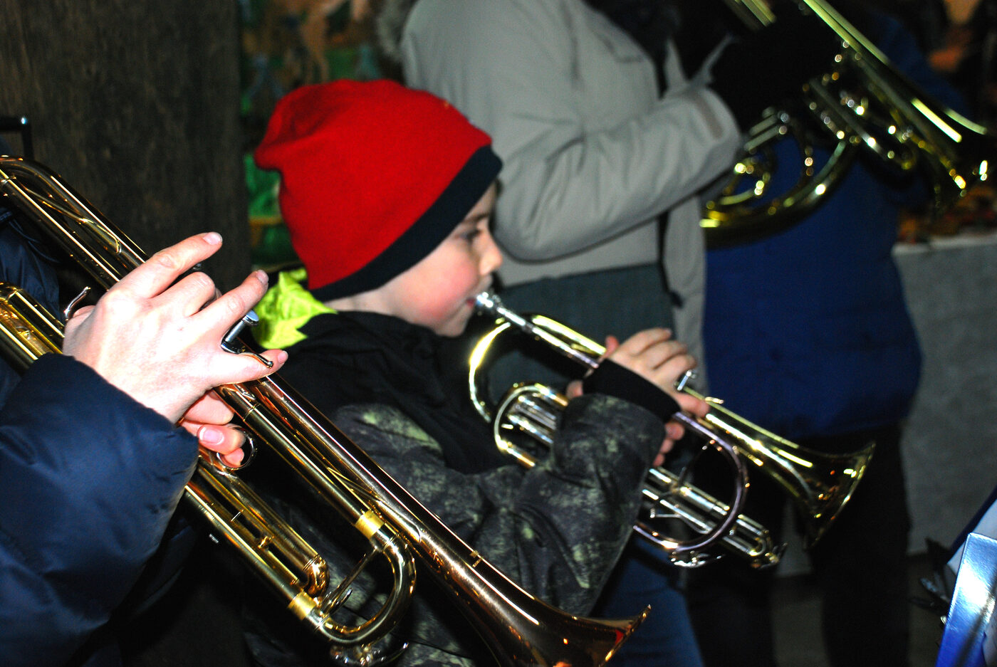 Kind spielt Trompete beim Posaunenchor
