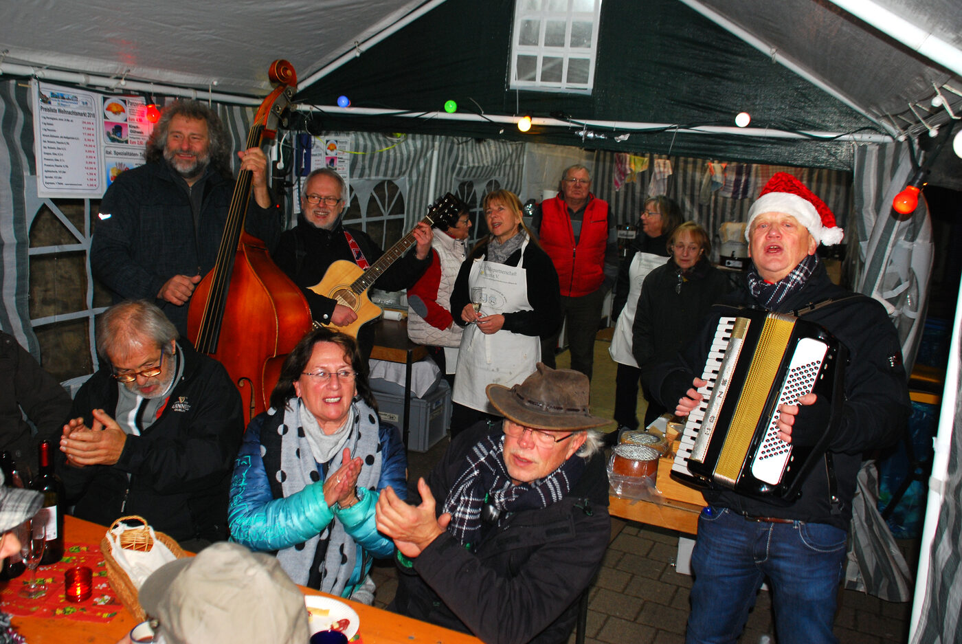 Musikgruppe mit Kontrabass, Gitarre und Akkordeon spielt live im Festzelt