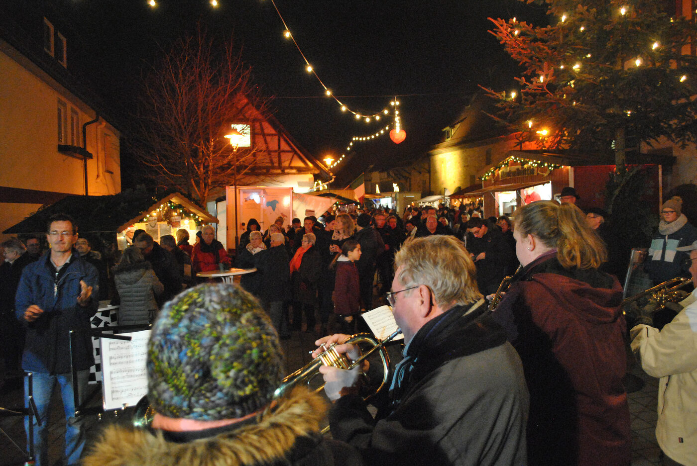 Posaunenchor bei der Eröffnung des Illinger Weihnachtsmarkts