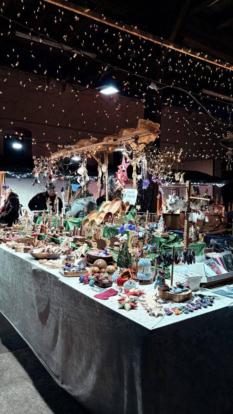 Weihnachtlicher Kunsthandwerk-Stand mit handgefertigten Figuren und Dekorationen