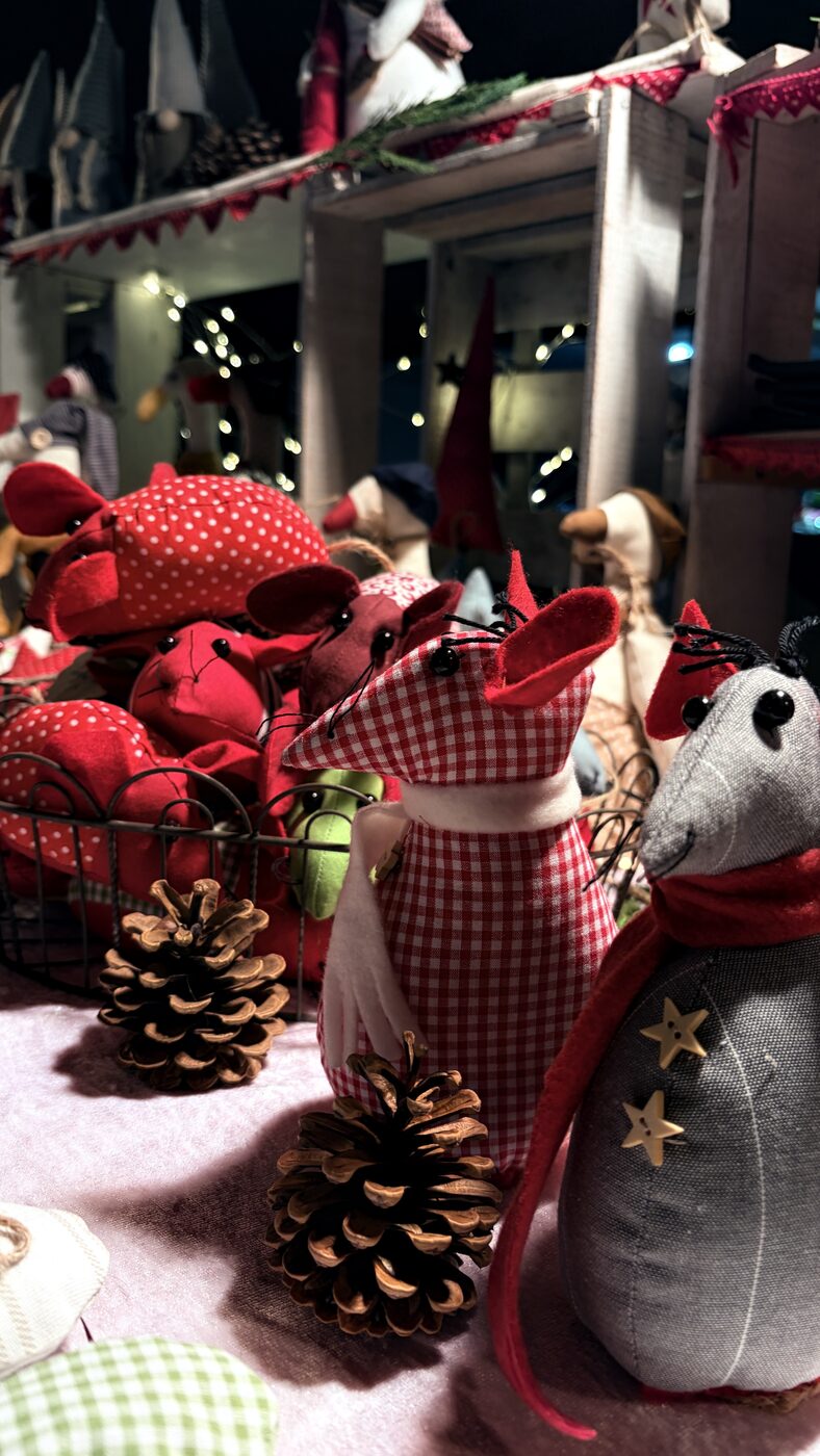 Handgenähte Mäusefiguren und weihnachtliche Stofftiere am Marktstand