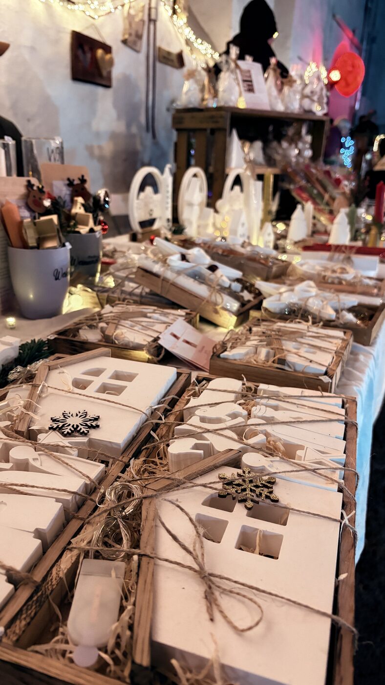 Keramikfliesen mit weihnachtlichen Motiven, verpackt mit Jute-Schnur