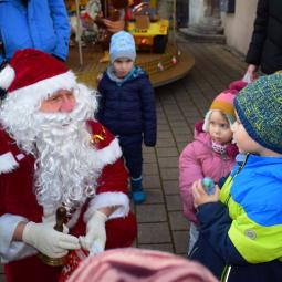 Nikolaus mit Kindern beim Weihachtsmarkt in Illingen 2023