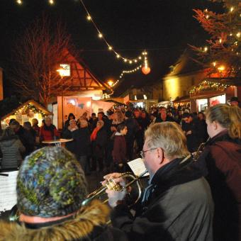 Posaunenchor beim Weihnachtsmarkt in Illingen