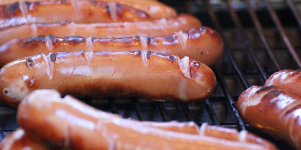 Leckere Grillwürste beim Weihnachtsmarkt in Illingen