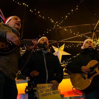 Die Band Funcoustic beim Weihnachtsmarkt in Illingen 2023