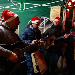 Die Band Funcoustic beim Weihnachtsmarkt in Illingen 2023