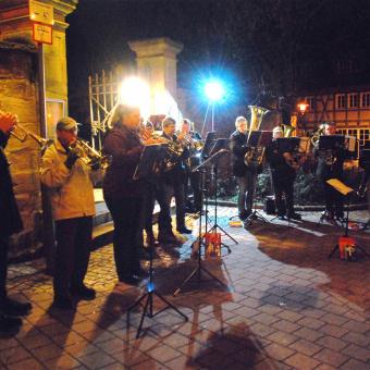 Musikalische Unterhaltung vor Kirchtreppe auf dem Illinger Weihnachtsmarkt