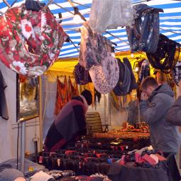 Fliegende Händler auf dem Illinger Weihnachtsmarkt