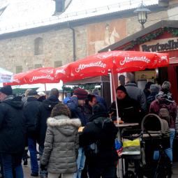 Impressionen vom Illinger Weihnachtsmarkt bei leichtem Schneefall