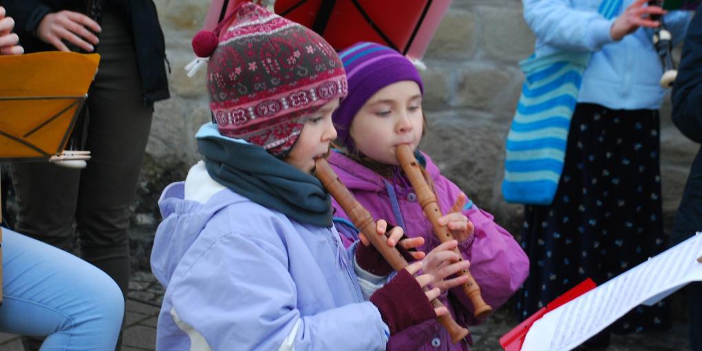 Darbietung der Jugendmusikschule Vaihingen auf dem Illinger Weihnachtsmarkt