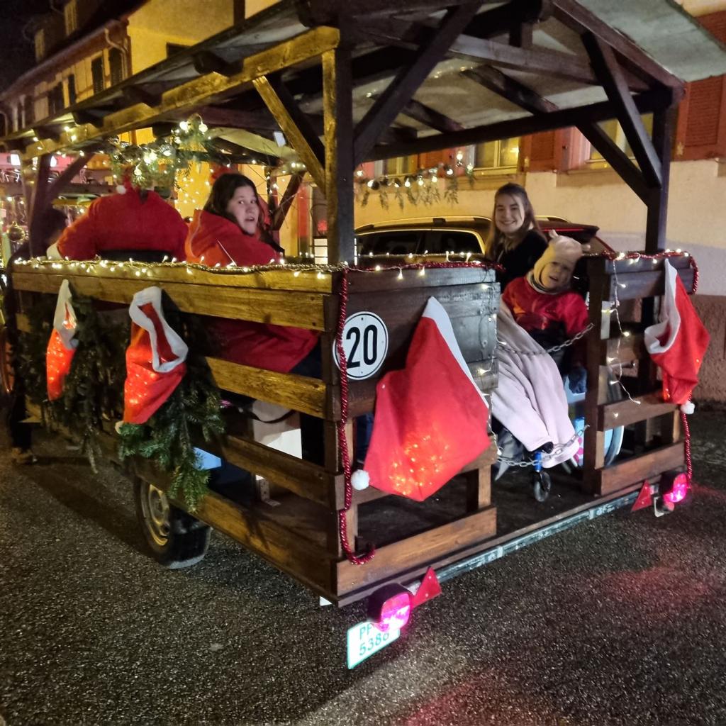 Traktor beleuchtet beim Weihnachtsmarkt in Illingen