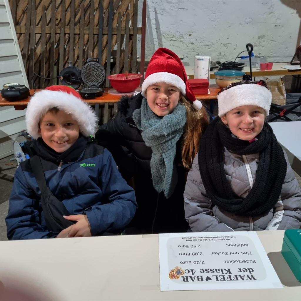 Kinder an ihrem Verkaufsstand in der Illinger Kelter beim Weihnachtsmarkt in Illingen