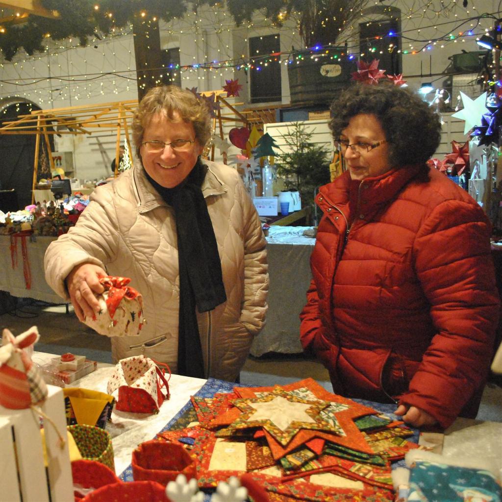 Angebot der Kunsthandwerker beim Illinger Weihnachtsmarkt