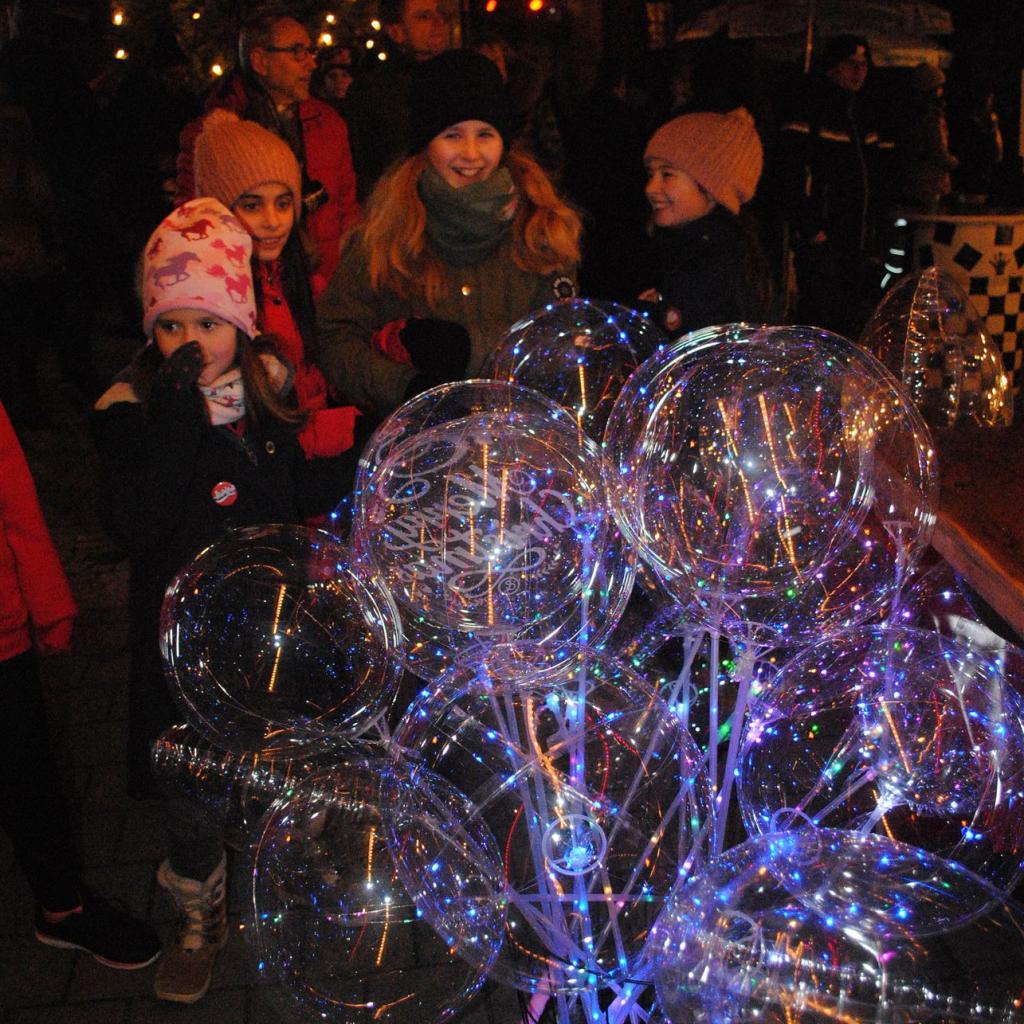 LED-beleuchtete Ballone beim Weihnachtsmarkt in Illingen