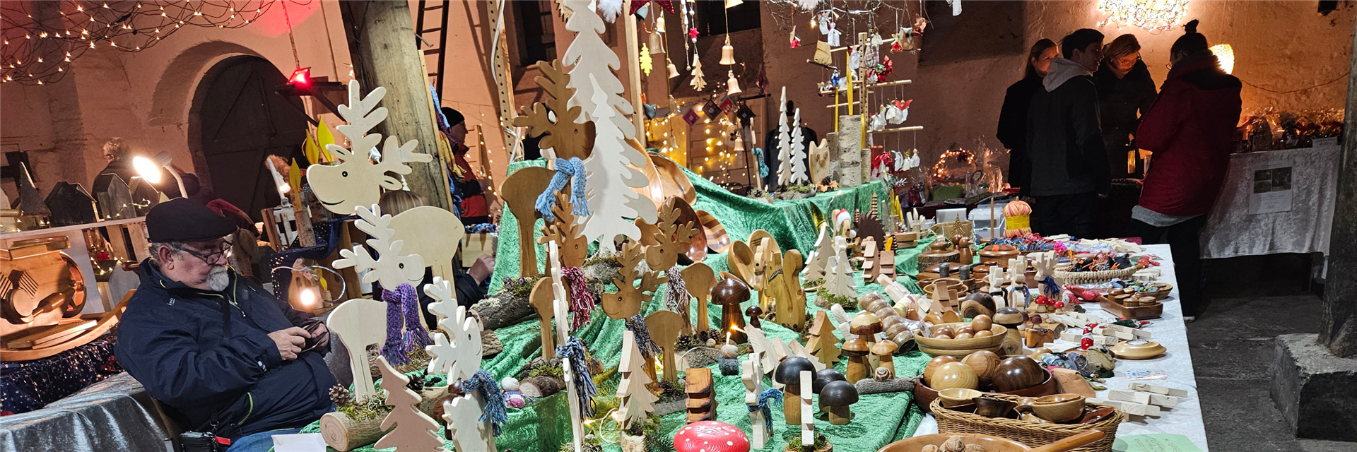 Angebot der Kunsthandwerker in der Kelter beim Weihnachtsmarkt Illingen 2023