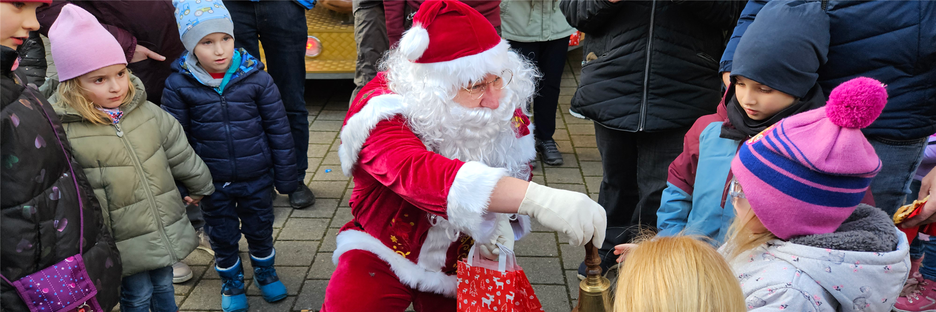 Nikolaus verteilt Geschenke auf dem Illinger Weihnachtsmarkt