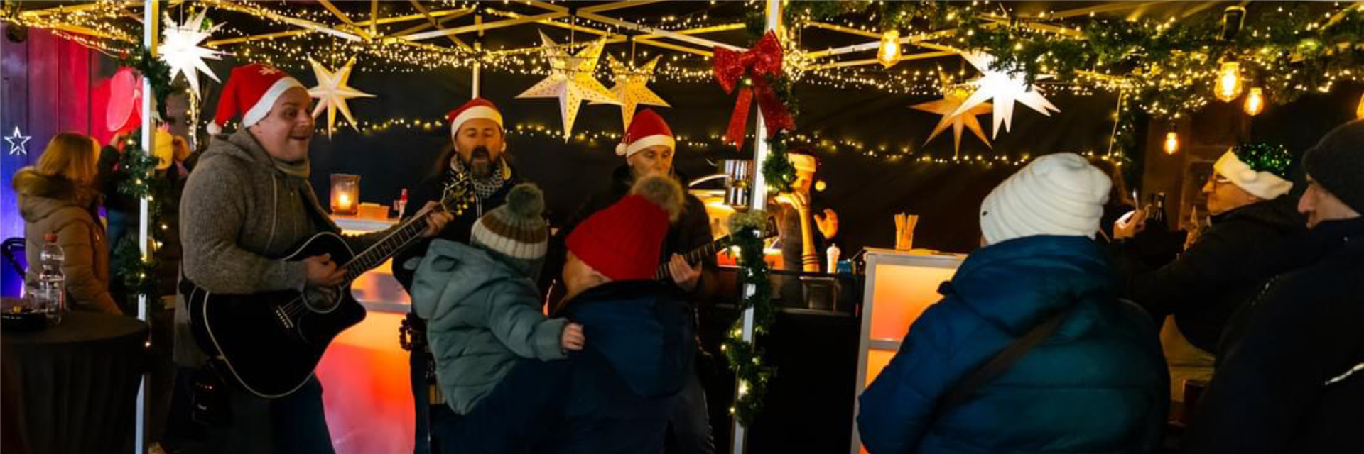 Die Band Funcoustic am Abend beim Illinger Weihnachtsmarkt 2023
