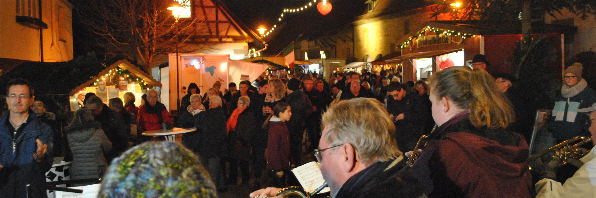 Musikalische Darbietung des Posaunenchors beim Illinger Weihnachtsmarkt
