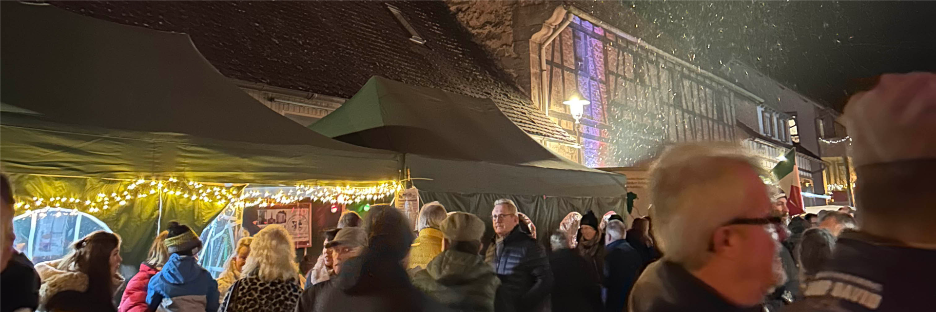 Winterliche Abendstimmung im Posthof beim Illinger Weihnachtsmarkt