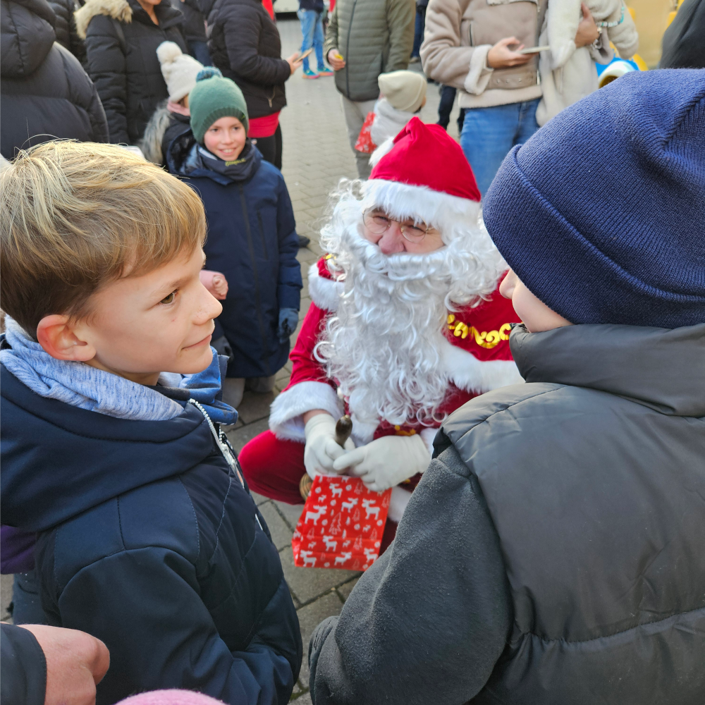 Weihnachtsmann auf dem Illinger Weihnachtsmarkt 2023