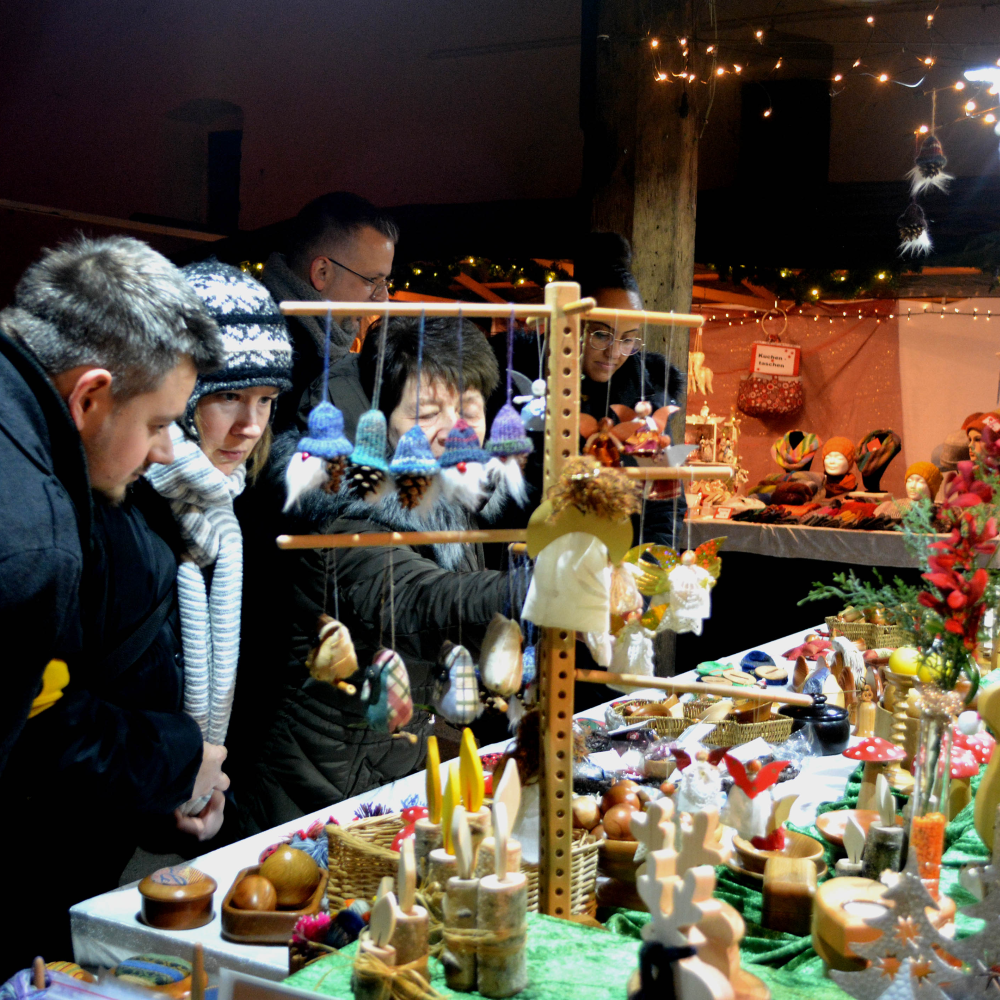 Angebot der Kunsthandwerker auf dem Illinger Weihnachtsmarkt